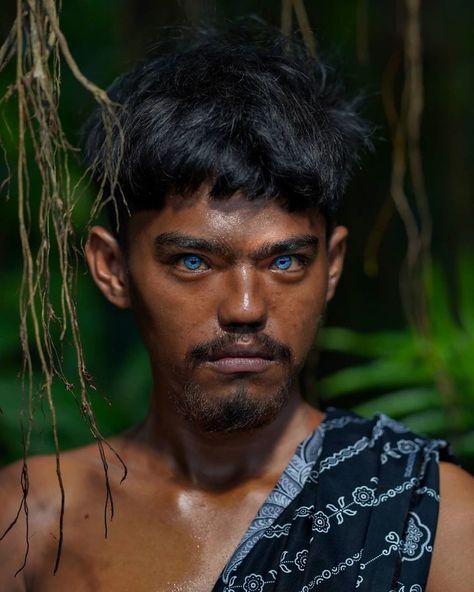 Photographer Discovers Members Of An Indonesian Tribe Who Have The Bluest Eyes Ever Seen Waardenburg Syndrome, Electric Blue Eyes, Brown Eyes Aesthetic, Tribes Of The World, Ainu People, Eyes Aesthetic, Story Images, Breathing Mask, Make Your Own Story