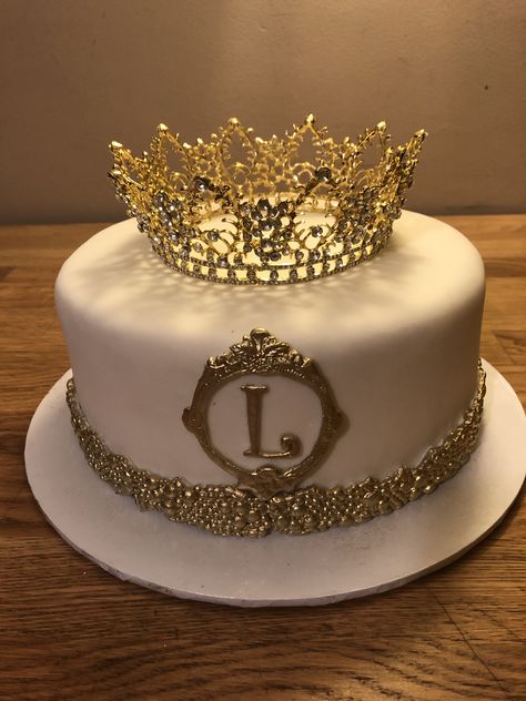 Queen Theme Bday Cake. Vanilla Sponge Cake w/Buttercream Filling & Frosting, Fondant & Topped w/A Queens Crown Crown Cake Designs Birthday, Crown Bday Cake, Crown Birthday Cake For Women, Crown On Cake, 36 Year Old Birthday Cake, Cake Queen Birthday, Cakes With Crowns On Top, Cake Crown Design, Woman Bday Cake