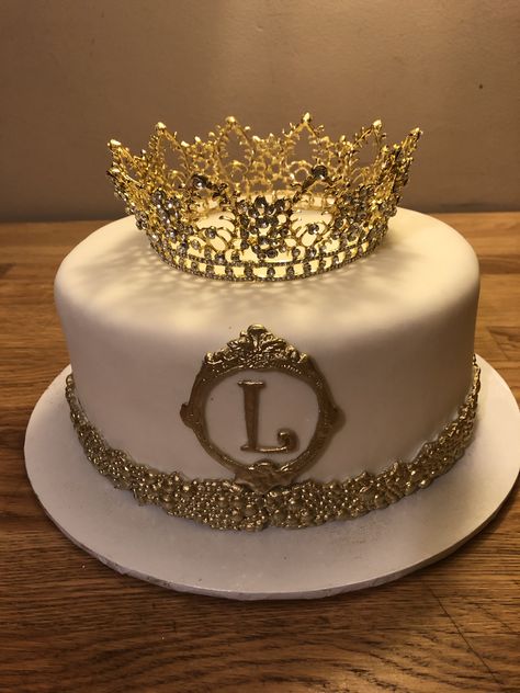 Queen Theme Bday Cake. Vanilla Sponge Cake w/Buttercream Filling & Frosting, Fondant & Topped w/A Queens Crown Crown Cake Designs Birthday, Cake Designs Crown, Crown Bday Cake, Crown Birthday Cake For Women, Crown On Cake, 36 Year Old Birthday Cake, Cake Queen Birthday, Cakes With Crowns On Top, Cake Crown Design