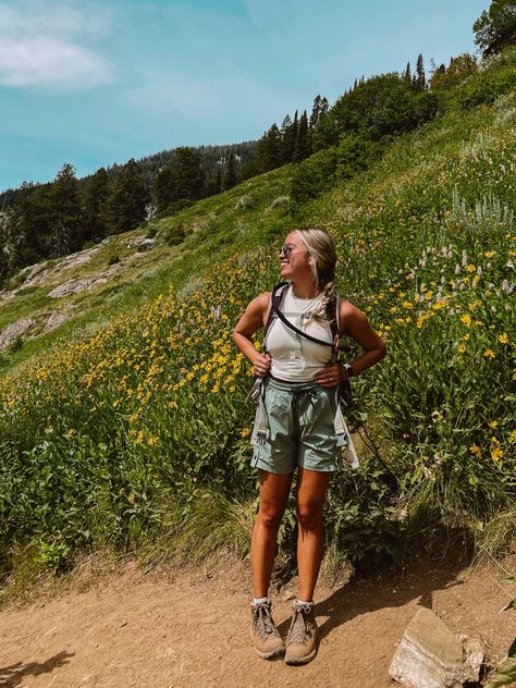 Yosemite Outfit, Hiking Outfits Women, Hawaii Hiking Outfit, Hike Outfits, Stylish Hiking Outfit, Spring Hiking Outfits, Hiking Outfit Ideas, Outdoorsy Outfits, Granola Girl Outfits