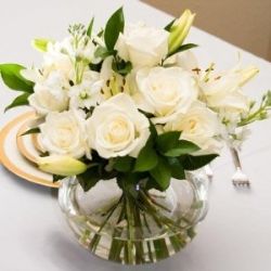 Centre de table rose blanche Spring Wedding Centerpieces, Asiatic Lily, Table Rose, Fresh Wedding Flowers, White Centerpiece, Do It Yourself Wedding, Stock Flower, Flower Care, Sam's Club