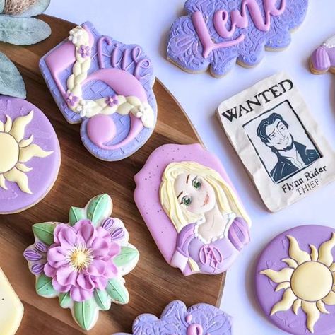 ᴄᴏᴏᴋɪᴇꜱ & ᴍᴏʀᴇ ʙʏ ɴᴀᴛᴀꜱʜᴀ on Instagram: "All things Tangled for Lené's 5th birthday 🌿💜 . . . . . . . . #cookie #cookies #sugarcookies #sugarcookiesofinstagram #birthdaybiscuits #birthdaycookies #disneycookies #princesscookies #princessbirthday #tangled #tangledcookies #rapunzel #rapunzelcookies #instacookie #instacookies #cookiegram #cookiestagram #cookiesofig #cookiesofinstagram #cookiesofinsta #royalicing #royalicingbiscuits #royalicingcookies #bakersofinstagram #bakersgonnabake #cookiesandmorebynatasha" Tangled Themed Desserts, Tangled Cookies Decorated, Tangled Rapunzel Party Ideas, Rapunzel Cookies Decorated, Disney Royal Icing Cookies, Tangled Desserts, Prom Desserts, Tangled Cookies, Rapunzel Cookies