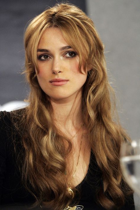 Keira Knightley Hair Bangs, Carpet Bangs Hair, Keira Knightley Side Profile, Keira Knightley Red Carpet, Keira Knightley Bangs, Celebrities With Red Hair, Keira Knightley Body, Keira Knightley Hair, Keira Knightley Style