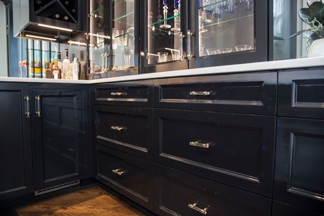 HIgh-Gloss Lacquered Cabinet Finishes in a Luxurious Home Bar and Butlers Pantry - Classique - Bar de Salon - Austin - par Paper Moon Painting | Houzz Black Gloss Kitchen, Black Paint Colors, Home Bar Cabinet, Black Paint Color, Picking Paint Colors, Paint Bar, Cabinet Paint Colors, Butlers Pantry, Accent Walls In Living Room