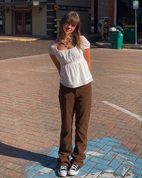 How To Style White Corduroy Pants, Outfits With White Corduroy Pants, Brown Flared Corduroy Pants Outfit, Outfit With Brown Corduroy Pants, Walking Downtown Outfit, Brown Courdory Pants Outfit Y2k, Styling Brown Corduroy Pants, Brown Pants White Top Outfit, Brown Pants Summer Outfit