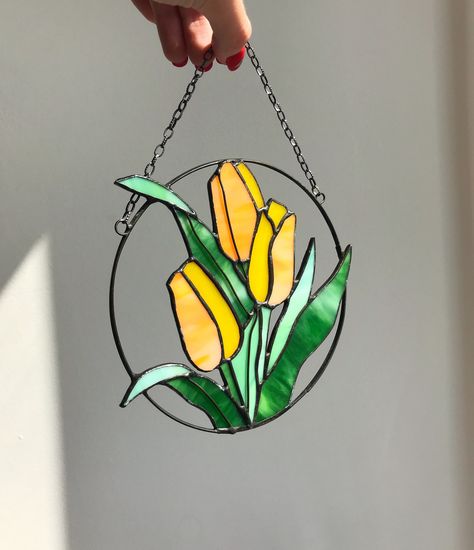 Stained Glass Tulips, Stained Glass Flowers Patterns, Stained Glass Home, L'art Du Vitrail, Flower Suncatcher, Wall Hanging Lights, Garden Window, Glass Home Decor, Tiffany Stained Glass