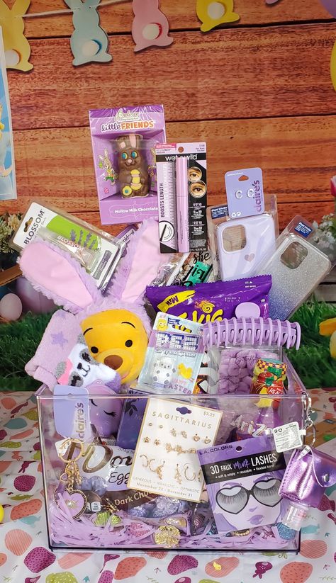 Lavender Basket Gift, Pink Easter Basket Ideas, Color Themed Easter Baskets, Easter Basquets Ideas, Girly Easter Basket Ideas, Lavender Gift Basket Ideas, Friends Easter Basket, Teen Easter Baskets Ideas, Makeup Easter Basket