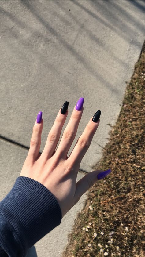 Purple Nails And Black, Black Nails With Purple Accent, Cute Purple And Black Nails, Black And Purple Nails Simple, Purple Nails Asthetics, Nail Black And Purple, Violet And Black Nails, Pastel Purple And Black Nails, Black Purple Nails Ideas