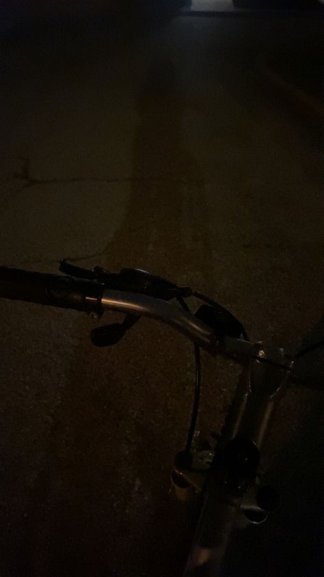 Night Cycle Ride Aesthetic, Night Rides Bike, Bycicle Photo Ideas, Late Night Bike Ride Aesthetic, Night Ride Bike, Night Ride Snap, Bike Riding At Night, Bike Night Ride, Bike Ride Snap