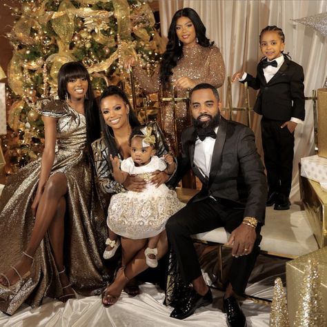 Natal, Glam Family Photoshoot, Couples Holiday Photos, Family Christmas Pictures Outfits, Family Holiday Pictures, Christmas Pictures Outfits, Christmas Family Photoshoot, Black Motherhood, Kandi Burruss