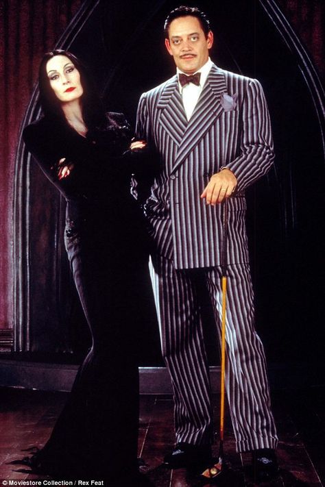 Original: Morticia and Gomez Addams famously played by Raúl Juliá and Anjelica Huston - couples costume possibility Gomez Addams Costume, Morticia Addams Costume, Morticia And Gomez, Morticia Adams, Morticia And Gomez Addams, Raul Julia, New Animation Movies, Addams Familie, Addams Family Costumes