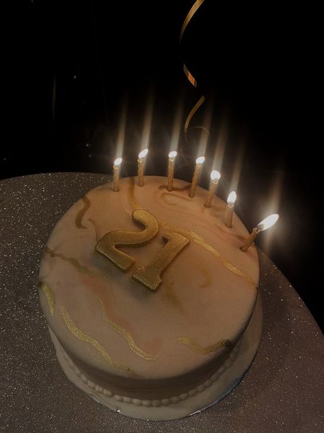 gold/rose gold theme 21st birthday cake 21 Birthday Cake Aesthetic, Rose Gold Fondant, 21 Years Birthday Cake, Gold Fondant Cake, 21st Birthday Aesthetic, Shiny Cake, Cake 21st Birthday, 21 Years Birthday, Birthday Cake Video