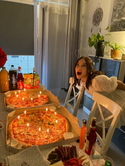 Birthday Party Friends, Party Birthday Ideas, 17. Geburtstag, 17th Birthday Ideas, Birthday Aesthetic, Pizza Cake, Moodboard Inspiration, Cute Birthday Pictures, Day Aesthetic