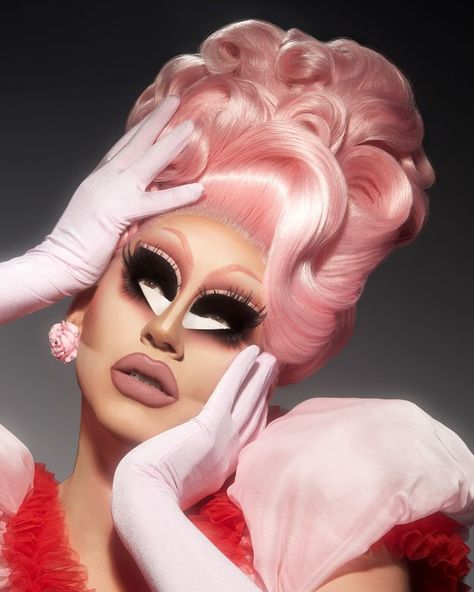 Trixie Cosmetics, Drag Queen Outfits, Drag Make-up, Trixie Mattel, Trixie And Katya, Drag Makeup, Makeup Class, Blush Brush, Rupaul