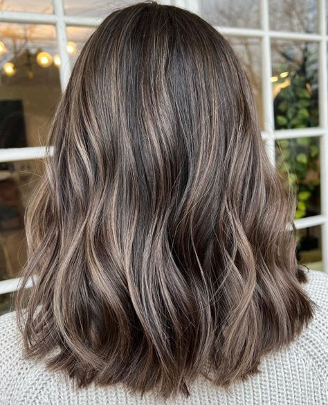 Mushroom Brown With Dark Roots, Short Brown Hair With Ash Highlights, Mushroom Brown Balayage Hair Color, Baby Lights Bronde Hair, Mushroom Brown Hair Highlights, Mushroom Brown Bob Hair, Mushroom Brown Hair Color Highlights, Subtle Fashion Hair Color, Light Brunette Balayage Hair Short