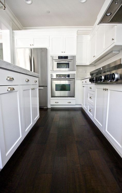 Show the most effective cooking area flooring suggestions & photos option, from laminate wood, bamboo, plastic, on a budget/ inexpensive, durable, inexpensive, advantages and disadvantages, slate, tile. #offwhitecabinets Dark Wood Kitchens, Wood Floor Kitchen, Hardwood Floors Dark, Dark Floors, Dark Wood Floors, Dark Kitchen Cabinets, Hus Inspiration, Kitchen Marble, Studio Mcgee