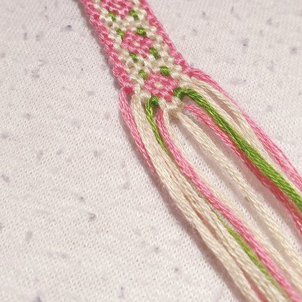 Argentina Friendship Bracelet, Moana Bracelet Pattern, Cottagecore Bracelet Patterns, Rabbit Bracelet Pattern, Cool Friendship Bracelets Tutorials, How To Make Flower Friendship Bracelets, How To Start A Macrame Bracelet, Indie Friendship Bracelet, Pink And Green Friendship Bracelet