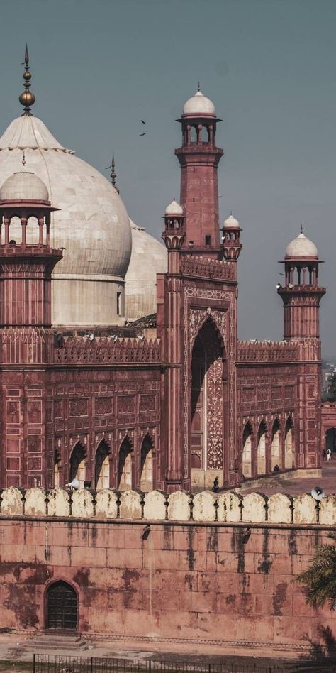 Pakistani Wallpaper Aesthetic, Indian Architecture Photography, Aesthetic Masjid, Badshahi Masjid Lahore, Indian Castle, Pakistani Architecture, Badshahi Masjid, Pakistan Wallpaper, Badshahi Mosque