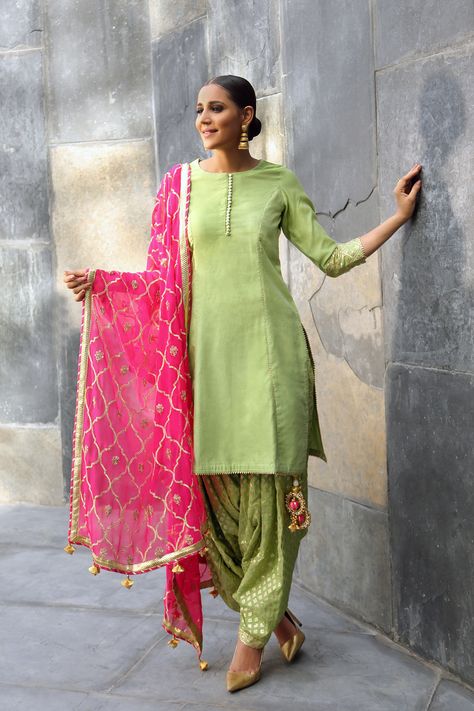 Light Green Patiala Suit with Hot Pink Dupatta Green Suit Combination Women, Green Dupatta Combination Suit, Green Suit Women, Suit Patiala, Meena Bazaar, Patiyala Dress, Patiala Salwar Suits, Patiala Suit Designs, Combination Dresses