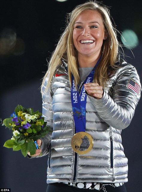 Gold medalist Jamie Anderson of the USA during the medal ceremony for the Women's Snowboard Slopestyle final Snowboarding Outfits, Snowboarding Photography, Jamie Anderson, Women Athletes, Silver Nike, Snow Boarding, Sweet Sweat, Womens Snowboard, Snowboarding Women