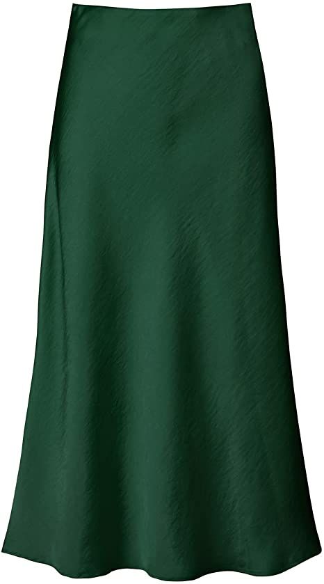 Green Midi Skirts, Long Dark Green Skirt, Dark Green Satin Skirt, Dark Green Maxi Skirt Outfit, Satin Green Skirt Outfit, Dark Green Outfits For Women, Dark Green Skirt Outfit, Satin Green Skirt, Long Green Skirt Outfit