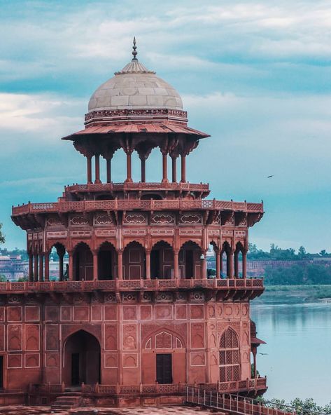 Mughal style architecture 👌 .A part of the mosque near Tajmajal.Yamuna river on the backside of the building. #indianarchitecture #mughalarchitecture #yamuna #indiantourism #travelindia #photographersofindia #vscoindia @vscoindia.co @photographers_of_india @indiapictures @incredibleindia @travelrealindia Indian Architecture Buildings, Indian Style Architecture, Indian Buildings Architecture, Indian Traditional Architecture, Mughal Buildings, Indian Buildings, Yamuna River, Santiago Calatrava Architecture, India Architecture