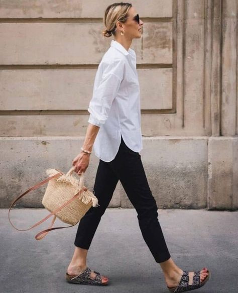 Svarta Outfits, Minimalist Moda, How To Look Expensive, Birkenstock Outfit, Mode Tips, 여름 스타일, Look Expensive, Effortless Outfit, Ținută Casual