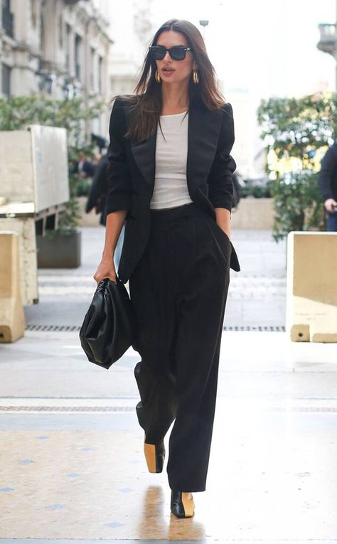 Powerful Women Fashion, Womens Power Suit, Power Suits For Women, Emily Ratajkowski Style, Woman In Suit, Woman Suit Fashion, Power Dressing, Classy Work Outfits, Outfit Trends