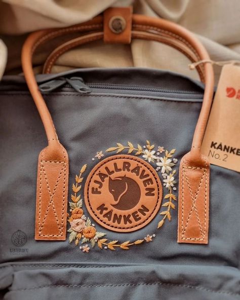 Couture, Kanken Backpack Embroidery, Embroidered Kanken, Backpack Embroidery, Mochila Fjallraven Kanken, Mochila Kanken, Backpack Art, Meister Eckhart, Embroider Ideas