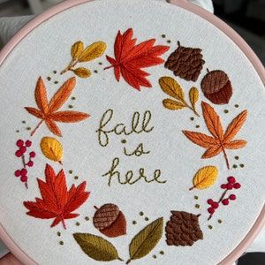 Natal, Simple Fall Wreath, Fall Embroidery Designs, Pdf Embroidery Pattern, Embroidery Stitches Beginner, Hand Embroidery Projects, Autumn Wreath, Learn Embroidery, Wreath Fall