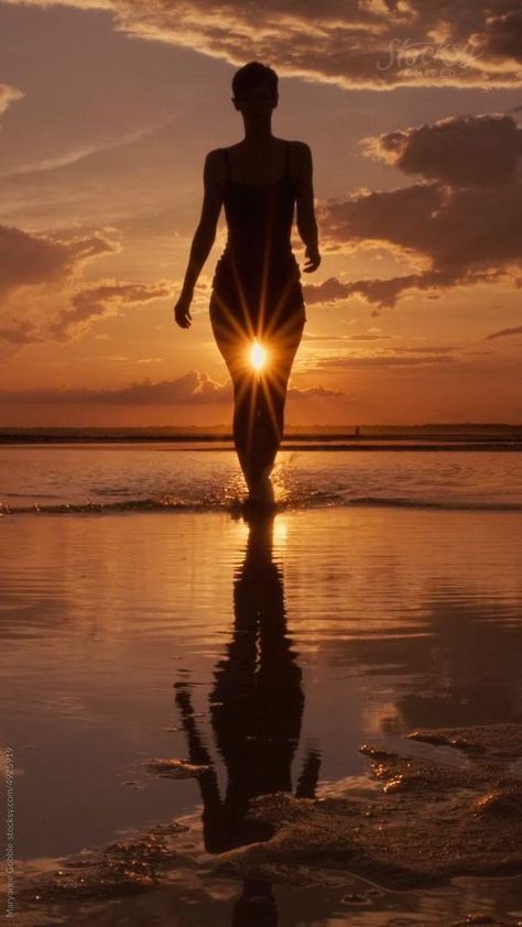 Silouette of woman walking on sunset beach with sun flare. #stocksy #beach #sunset #verticalvideo Fun Beach Pictures, Silhouette Of Woman, Woman On Beach, Walking Women, Beach Video, Silhouette Photography, Sun Flare, Woman Walking, Body Photography