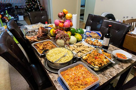 Media Noche - New Year's Eve feast Filipino New Years Eve Traditions, Filipino New Years Eve Food, Noche Buena Filipino Christmas Eve, Filipino New Year, Food For New Year, New Year Food Ideas, Food Philippines, New Years Eve Menu, Philippine Food