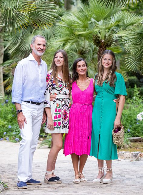 The Royal Family of Spain Host Summer Photo Call 2023 in Palma de Mallorca — Royal Portraits Gallery Vestidos Carolina Herrera, England Ladies Football, Princess Of Spain, Princess Leonor, Princess Caroline Of Monaco, Estilo Real, Spanish Royal Family, Princess Sofia, Royal Princess