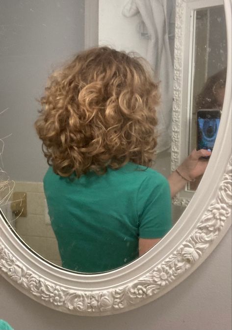 Short Layers With Curly Hair, Short Round Layers Haircut Curly, Curly Haircuts That Look Good Straight, Curly Haircut Women Medium, Curly Hair W Layers, Layered Curly Hair Shoulder Length, Short Curly Hair Lots Of Layers, Wavy Layered Shoulder Length Hair, 2c Curly Hair Shoulder Length