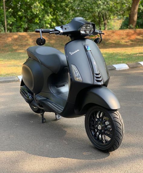 Vespa new 150cc Scooters. Vespa has launched some new scooters with 150cc engine recently. #vespa #vespagirl Vespa Matic, Scooters Vespa, Moped Motorcycle, Motorcycles Logo Design, New Vespa, Vespa Bike, Hover Bike, Custom Vespa, Vespa 150