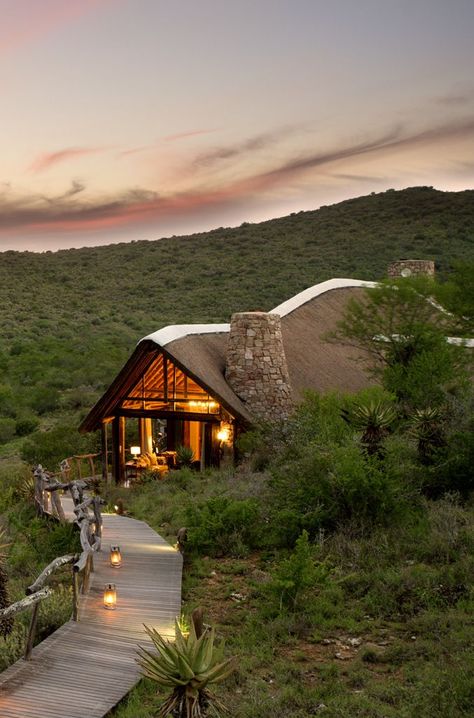 Game Lodge Design, African Lodge Design, Lodges Design, African Lodges, Bush Lodge, Safari Holiday, Lodge Ideas, Lodge Design, Hut House