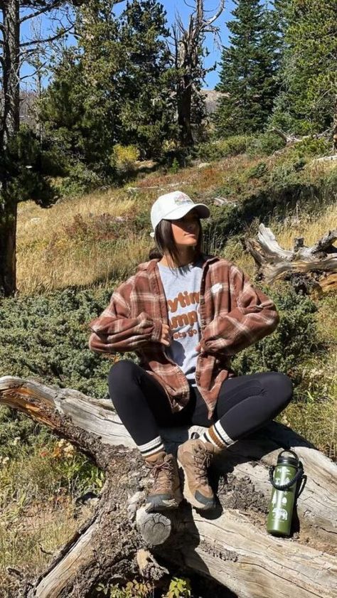 How to Look Cute While Camping - Outfit Inspo Trail Hiking Outfit Woman, Fall Hiking Outfits, Winter Hiking Outfit Women, Camping Aesthetic Outfits, Women Hiking Outfit Summer, Hiking Aesthetic Outfit, Cute Hiking Outfits Summer, Trail Outfits, Outdoorsy Outfits