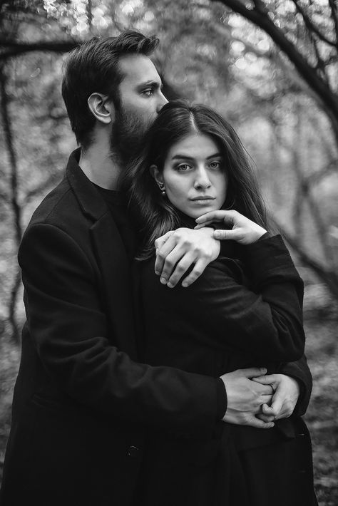 Husband And Wife Home Photoshoot, Photoshoot Ideas Couples Outdoor, Love Story Poses Ideas, Couples Photoshoot Autumn, Black And White Couple Portrait, Love Photography Ideas, Couple Black And White Photography Poses, Couple Photoshoot Editorial, Aesthic Couple Pictures