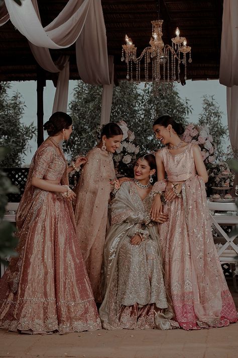 Ishita Core, Nikaah Aesthetics, Shaadi Photography, Desi Bridesmaids, Indian Wedding Aesthetic, Pakistani Bridesmaids, Bride Muslim, Bridesmaid Poses, Brides Sister