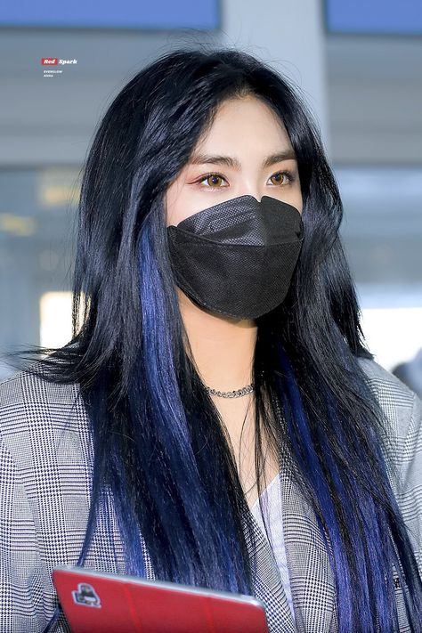 Blue Hair, Aisha Everglow, Yuehua Entertainment, Kpop Girl Groups, Ulzzang Girl, K Idols, South Korean Girls, Asian Beauty, Kpop Girls