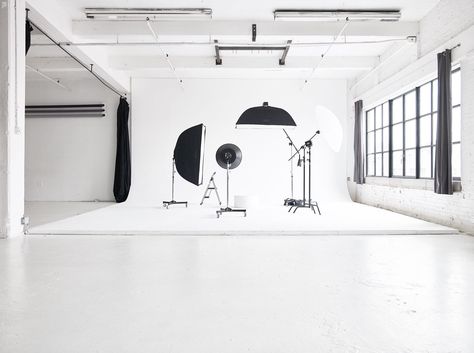 Photography Studio Industrial, Studio Walls Ideas, Cyc Wall Studio, Photography Studio Room, Photography Studio Aesthetic, Film Studio Design, Cyclorama Studio, Cyc Wall, Photo Studio Design