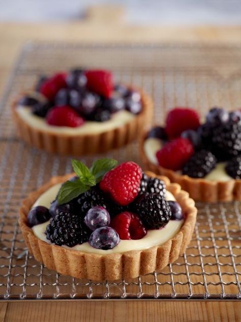 Desserts With Berries, Kue Macaroon, Fruit Tart Recipe, Berry Tart, Dessert Aux Fruits, Mini Tart, Läcker Mat, Small Desserts, Fancy Desserts