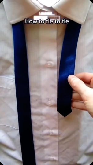 Facebook Windsor Tie Knot, Tie A Tie Easy, Simpul Dasi, Simpul Pita, Tie A Necktie, Loafers Boots, Tie A Tie, Easy Diy Clothes, Windsor Knot