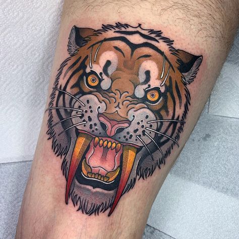 Tattoo Old School, Mens Tiger Tattoo, American Style Tattoo, Traditional Tiger Tattoo, Tiger Tattoo Design, Fire Tattoo, Original Tattoos, Tattoo Project, Side Tattoos