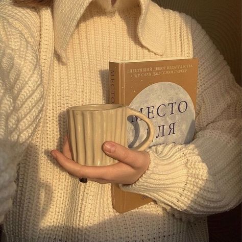 january andrews aesthetic beach read Faceless Post Ideas, Book Selfie, Journal Photography, Book Photography Instagram, Book Pictures, Bookstagram Inspiration, Fotografi Vintage, Book Instagram, Early Mornings