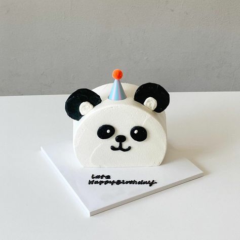 credits to: @0ur_hours on Instagram Cake Pops, Essen, Cute Animal Birthday Cake, Panda Cake Designs Birthday, Panda Birthday Cake Ideas, Panda Bento Cake, Cartoon Cakes For Kids, Panda Cake Ideas, Panda Cake Design