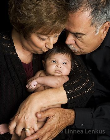 Grandparents And Newborn Photo, Newborn Pictures With Grandparents, Newborn Photography With Grandparents, Grandparents Newborn Photography, Newborn Grandparents Pictures, Grandchildren Photo Ideas, Baby Crafts Ideas, Grandparents With Grandkids Pictures, Grandparents Craft