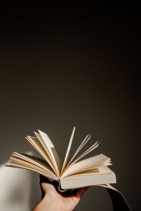 Book In Hand Aesthetic, Open Book Photography, Open Book Aesthetic, Books Dp, Hand Holding Book, Rekomendasi Novel, Book Opening, Book In Hand, Book Flatlay