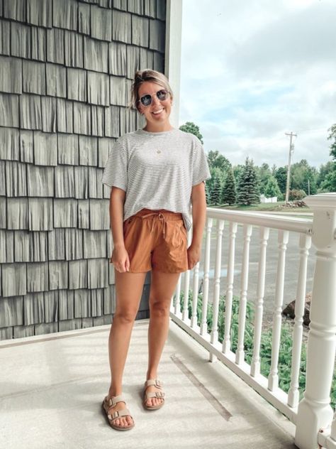 Mexico, A Line Shorts Outfit, Casual Summer Shorts Outfits, How To Style Linen Shorts, Beach Mom Outfit, Linen Short Outfits, Midi Shorts Outfit, Lake Outfit Summer Casual, Modest Summer Outfits Shorts