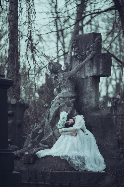 Dark Fairy Aesthetic, Cemeteries Photography, Gothic Photography, Halloween Photography, Fairytale Photography, Cemetery Art, Fantasy Photography, Halloween Photoshoot, Halloween Photos